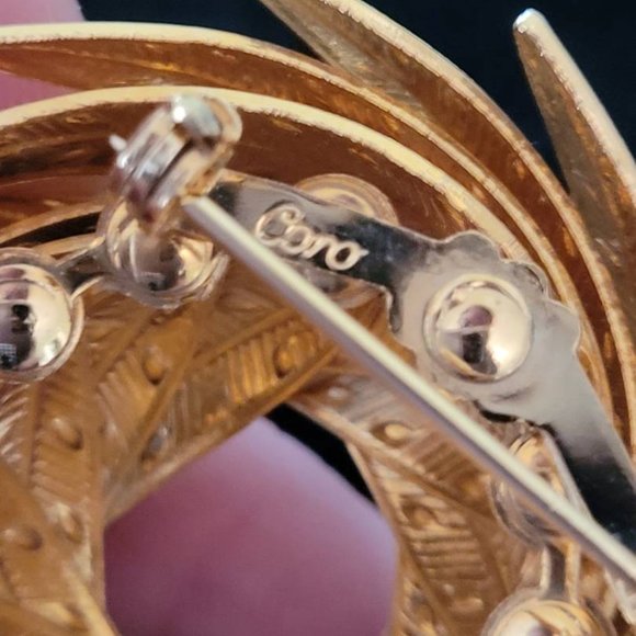 Vintage Coro Gold Tone Leaf Wreath Dimensional Brooch 1.75" - Picture 6 of 8